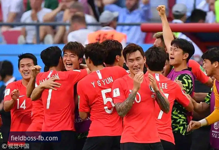 如何通过一场5-0的友谊赛，洞察卫冕冠军的战术底蕴与团队温度？